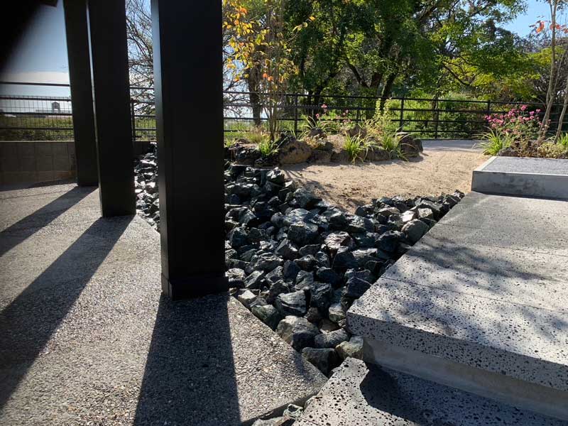 素材感でつくる印象的な動線の新築外構