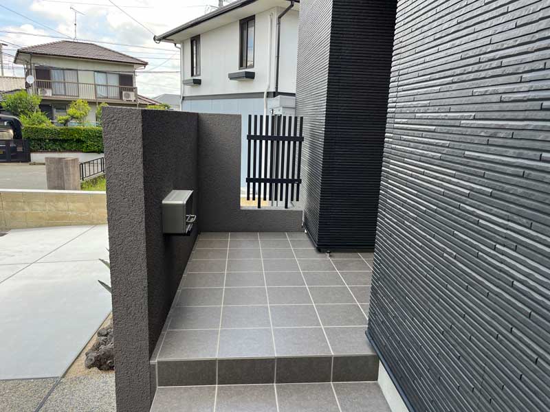 質感と緑で魅せるモダンエントランス