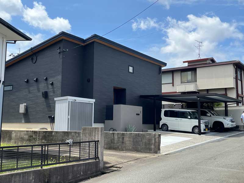 質感と緑で魅せるモダンエントランス