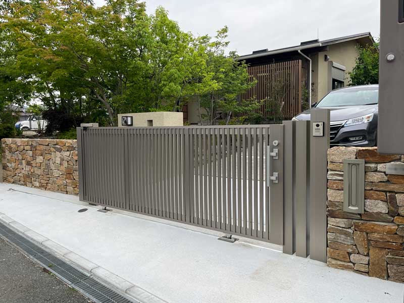 石の質感が際立つファサード