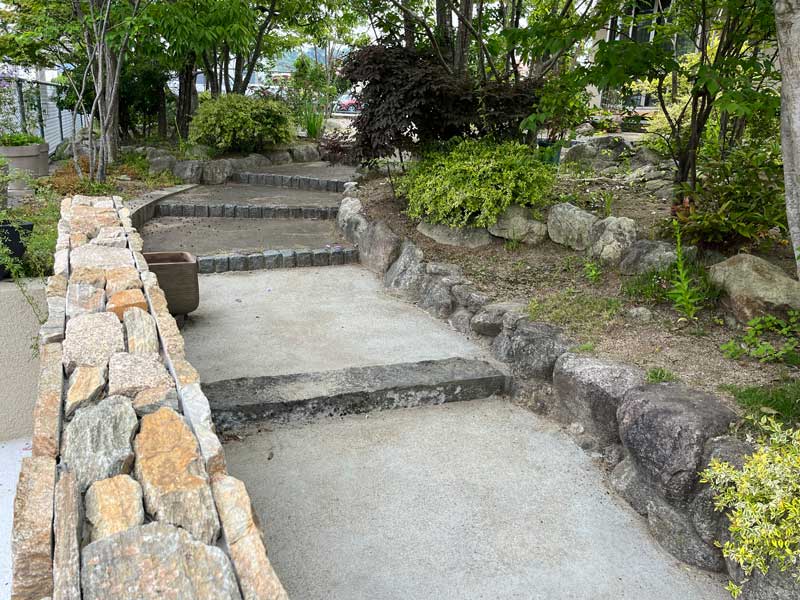 石の質感が際立つファサード