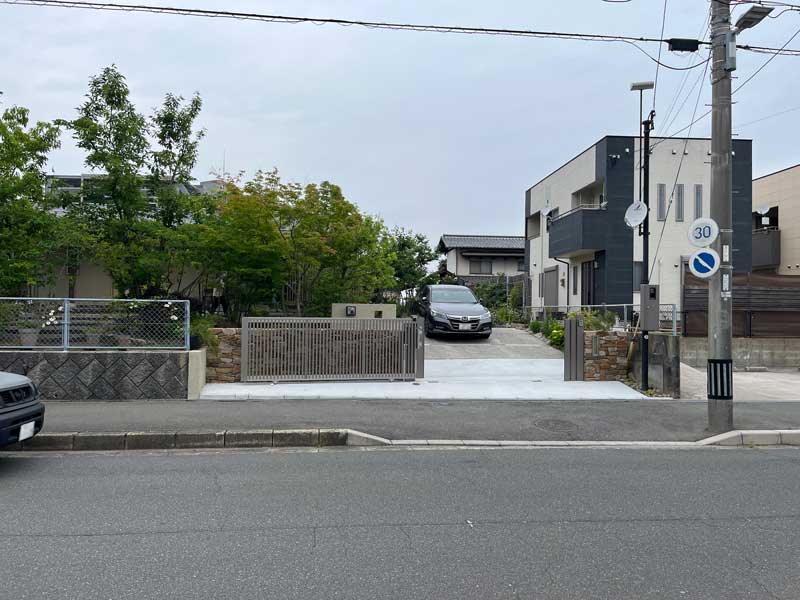 石の質感が際立つファサード