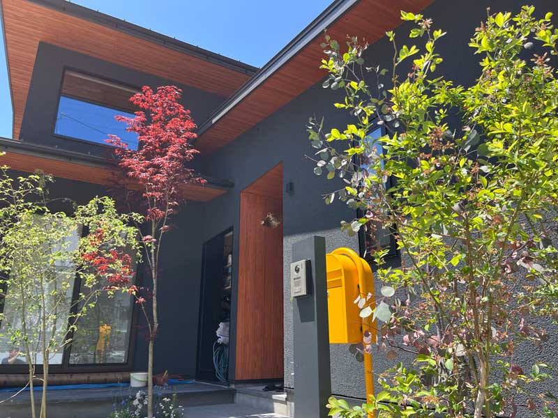 独立ポストが魅せるスタイリッシュ外構