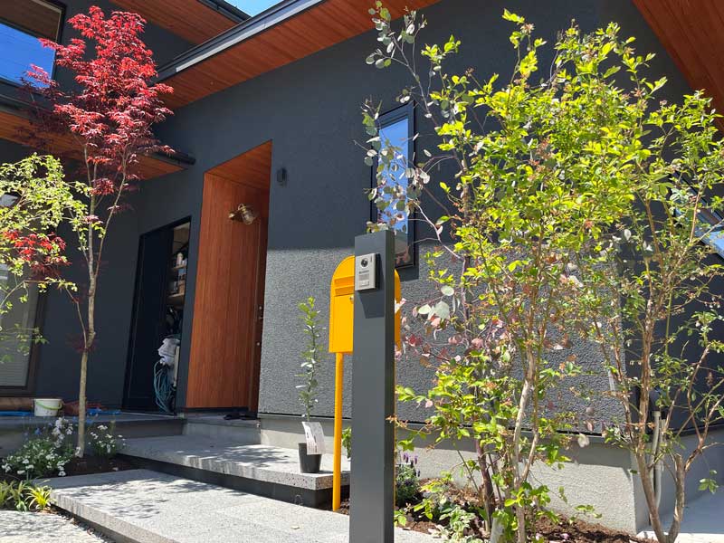 独立ポストが魅せるスタイリッシュ外構