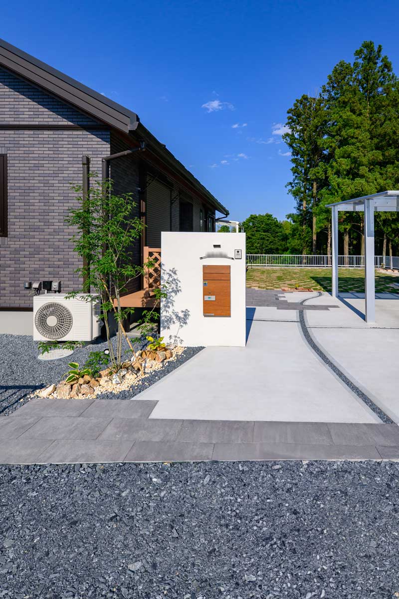 曲線と植栽が織りなす 奥行きあるシンプルモダン・ファサード