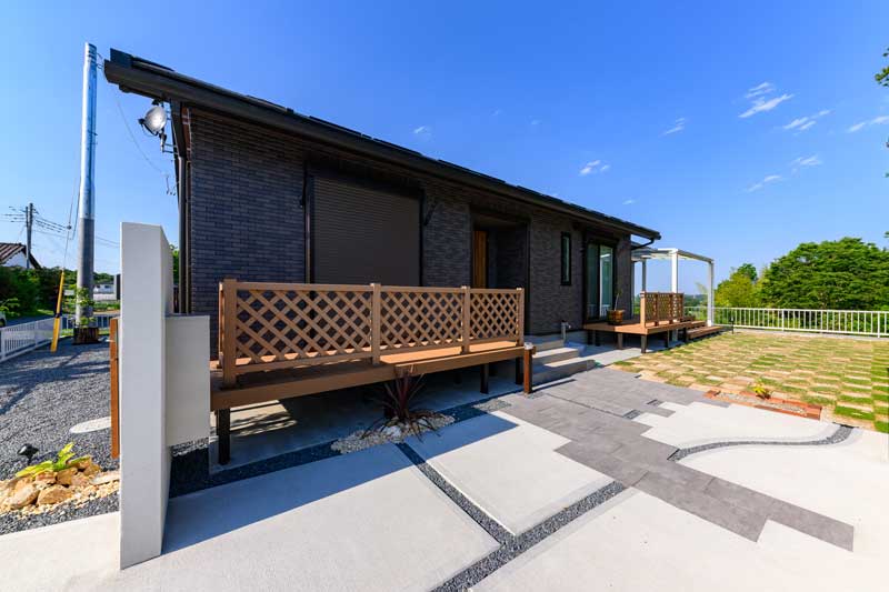 曲線と植栽が織りなす 奥行きあるシンプルモダン・ファサード