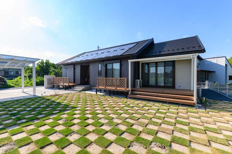 曲線と植栽が織りなす 奥行きあるシンプルモダン・ファサード