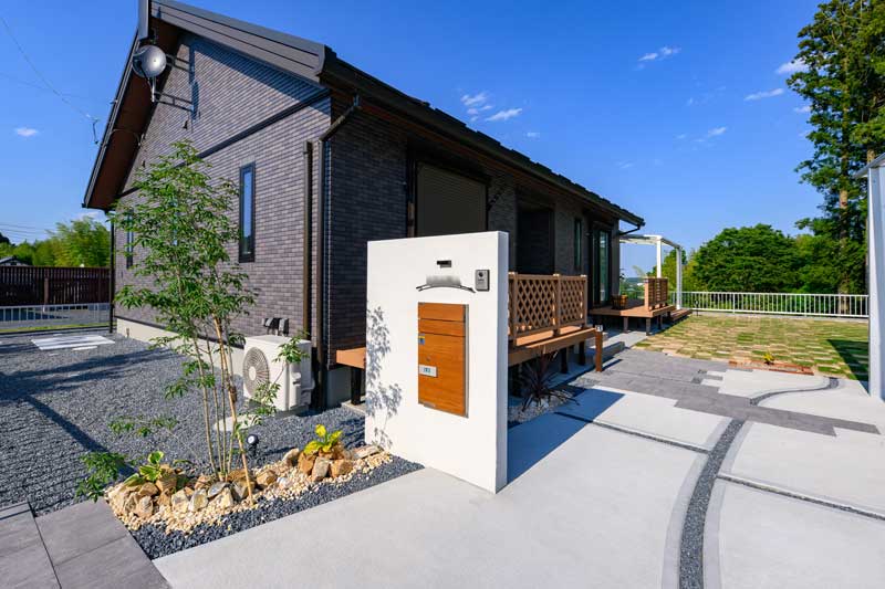 曲線と植栽が織りなす 奥行きあるシンプルモダン・ファサード