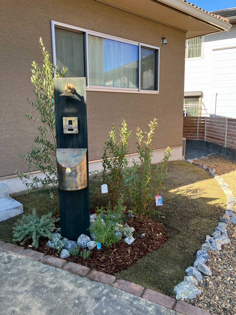 シルバーリーフが映える、外構リフォームとリガーデン施工事例