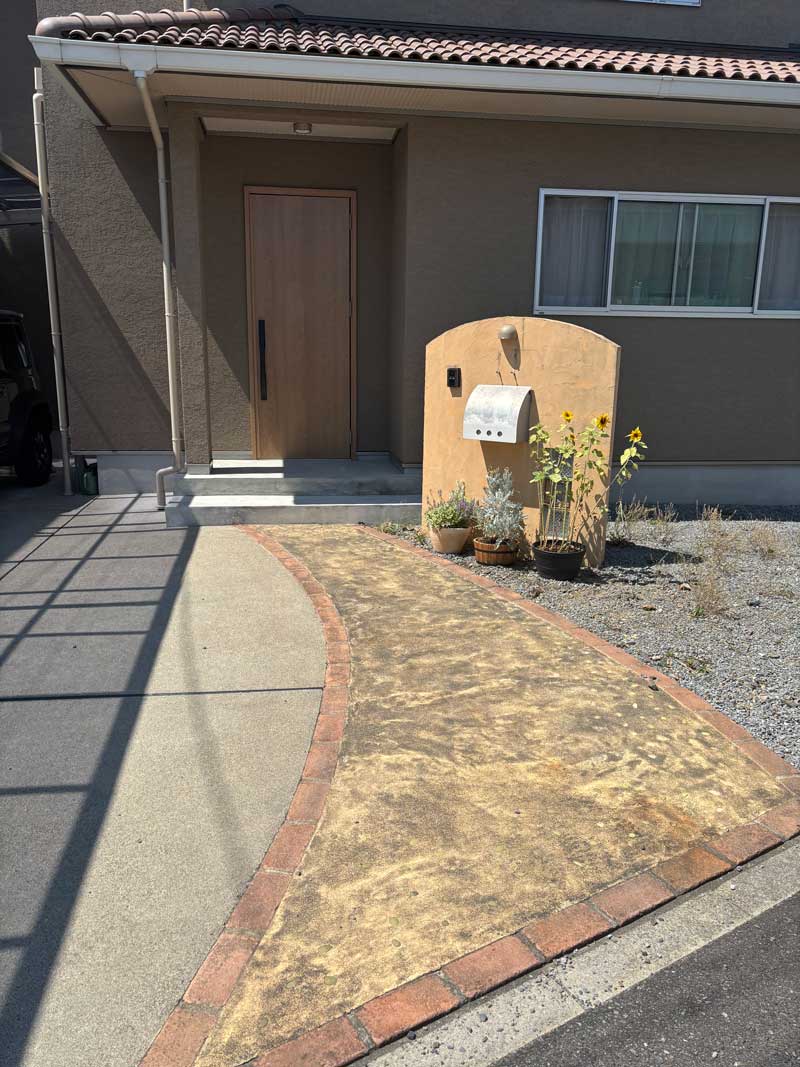 シルバーリーフが映える、外構リフォームとリガーデン施工事例