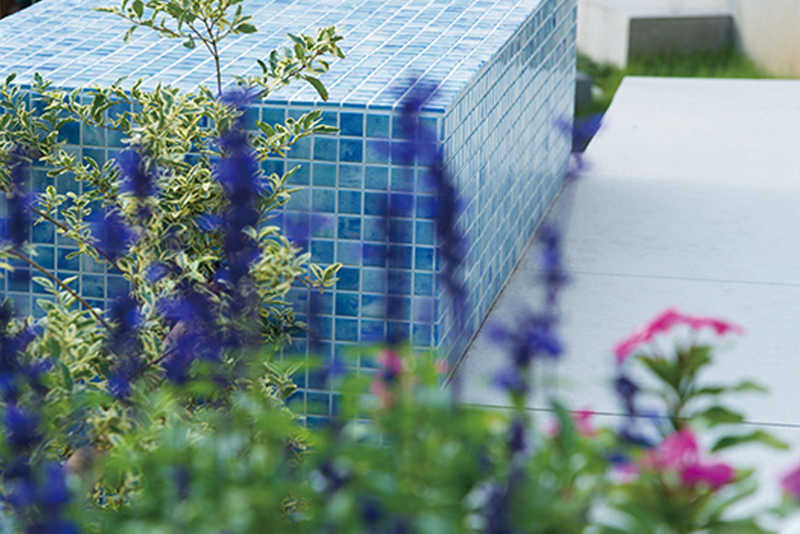 青いタイルが綺麗な花台。季節の草花を飾ったり、雑貨を並べても可愛いスペース。