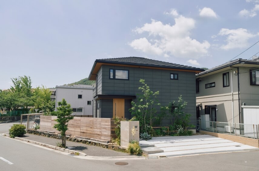 フェンスはカジュアルな仕上がりに。