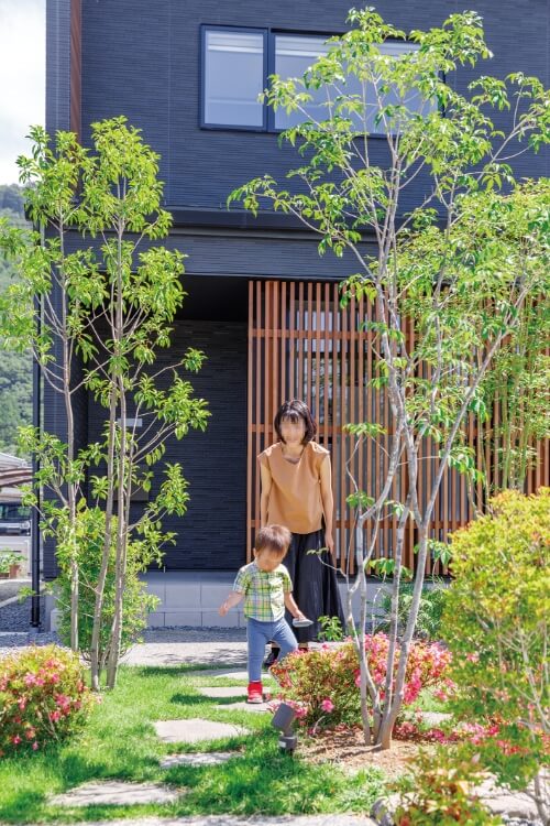 親子でお庭の植物に囲まれて過ごす大切な時間。