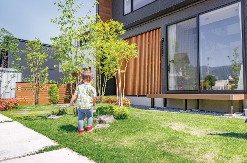 親子でお庭の植物に囲まれて過ごす大切な時間。