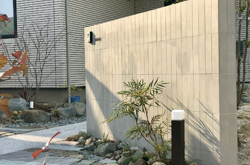 門まわりの植栽とライトがアクセントに。