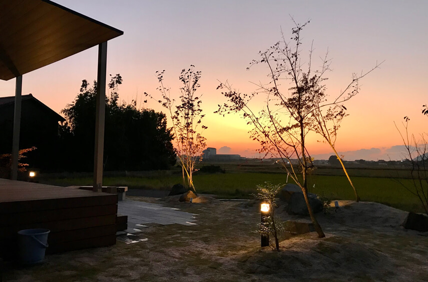 お庭に出て眺望を楽しむ夕暮れのベンチ。